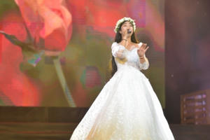 Hồng Minh The Voice Kids ngày nào giờ hoá thiếu nữ xinh đẹp trong đêm diễn "Hành trình kết nối yêu thương"