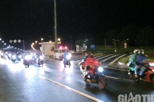 Trắng đêm CSGT, y tế "hộ tống" nghìn người đi xe máy qua hầm Hải Vân