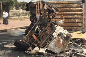 Xe container lật ngửa bốc cháy khiến 2 người tử vong