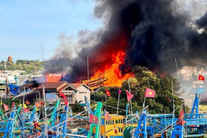 Bình Thuận: Nhiều tàu cá bị cháy rụi tại cơ sở sửa chữa