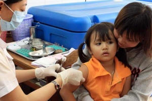 Khan hiếm vắc xin ”5 trong 1”: Bỏ tiền triệu  “săn”  vắc xin