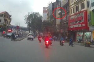 Nhiều người đi đường "chết hụt" vì thùng nước lớn từ nóc nhà rơi xuống