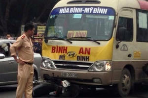 Xe máy lao thẳng vào xe khách, một người tử vong