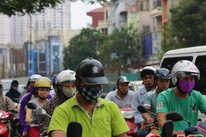 Khói bụi, tắc đường ám ảnh người dân dọc tuyến Nhổn – Ga Hà Nội