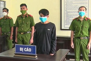 Nghe lời vợ xúi, thanh niên cầm búa đầu nhọn tấn công cán bộ tại chốt kiểm dịch