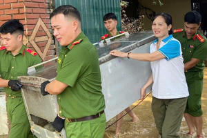 Công an Hà Nội huy động gần 400 chiến sĩ hỗ trợ nhân dân khắc phục hậu quả bão lũ