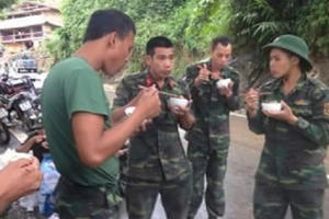 Lào Cai: Hình ảnh CSCĐ, quân đội ngập trong bùn, ăn mỳ tôm sống khắc phục mưa lũ gây bão mạng