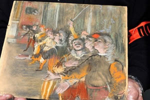 Bức tranh đáng giá 22 tỷ đồng bị bỏ quên bí ẩn trên xe buýt