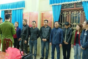 Ninh Bình: Bắt 7 đối tượng đánh bạc, thu giữ súng cùng nhiều kg pháo nổ