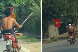 Video: Nam thanh niên dùng chân lái xe, hai tay cầm dao dài cả mét