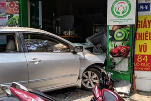 Ô tô "điên" đâm "nát" cửa hàng hoa quả trên phố Lò Đúc, nhiều người phát hoảng