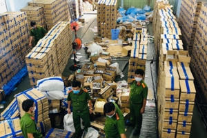 Khởi tố nữ Giám đốc cầm đầu đường dây sản xuất 2,3 triệu găng tay y tế giả ở TP HCM