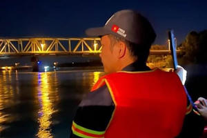 Nghệ An: Thanh niên nhảy cầu tự tử sống sót do biết bơi