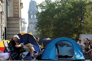 Một suất xếp hàng mua iPhone 7 tại Mỹ giá 300 USD