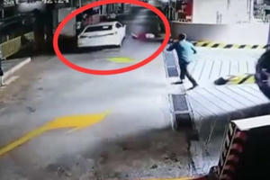 Video: "Xe điên" gây náo loạn hầm gửi xe, tông người phụ nữ văng ra xa rồi bỏ chạy