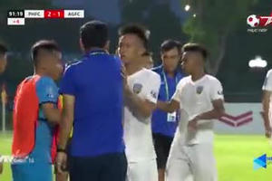 Vụ HLV Hứa Hiền Vinh "bóp cổ" cầu thủ: CLB Phố Hiến hứa kiểm điểm, xin lỗi