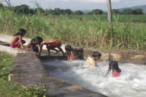Tang thương nơi xóm nghèo, bốn cháu nhỏ tử vong dưới hồ nước nhà hàng xóm