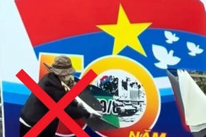 Thông tin người phụ nữ cầm dao rạch pa nô chào mừng 50 năm thống nhất đất nước