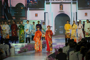 Rực rỡ sắc màu trong đêm khai mạc Lễ hội Áo dài TP HCM năm 2025