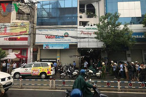 Kỳ lạ kẻ cướp đếm tiền ngay sau khi cướp ngân hàng