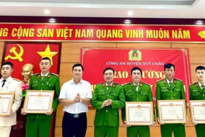 Trao thưởng các cá nhân, tập thể trong vụ bắt nghi phạm cướp giật tài sản tại huyện Quỳ Châu Trao thưởng các cá nhân, tập thể trong vụ bắt nghi phạm cướp giật tài sản tại huyện Quỳ Châu