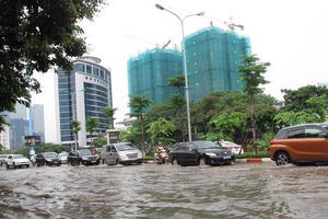 Hà Nội điều chỉnh giao thông đường Nguyễn Hoàng Tôn để chống ngập