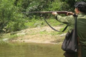 Nghi thú rừng, giương súng bắn nhầm người cùng làng