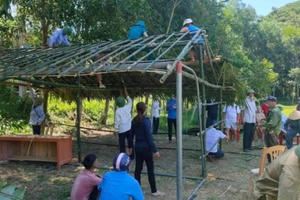 Nghệ An: Chặt tre, lá cọ dựng lán dã chiến đón công dân từ các tỉnh phía Nam về quê nhà