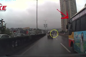 Clip: Bức xúc cảnh xe buýt Phúc Xuyên chèn ép xe máy rồi bỏ chạy
