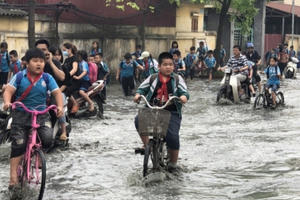 1.400 học sinh buộc nghỉ học vì doanh nghiệp xả thải bẩn gây ngập trường