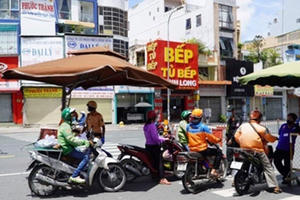 Xe công nghệ ở TP HCM "đục nước béo cò"