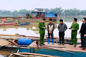 Tàu không số hành hoành khai thác cát trên sông Mã