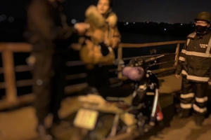 Chốt kiểm dịch COVID-19 kịp thời cứu một cô gái định nhảy cầu Long Biên