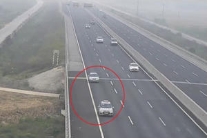 Hai ô tô vô tư "đùa giỡn với tử thần" trên đường cao tốc Hà Nội - Hải Phòng