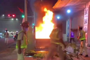 Cục CSGT thông tin về vụ việc người đàn ông nhảy lên xe chuyên dụng đốt xe vi phạm