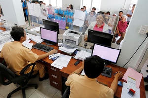 Hà Nội, TP HCM thí điểm khai, nộp lệ phí trước bạ ô tô, xe máy qua mạng