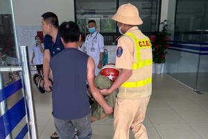 CSGT Nghệ An kịp thời giúp đỡ người đàn ông bị ngất xỉu trên đường