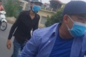 Hà Nội: Vừa ra khỏi trụ sở UBND phường, nhóm phóng viên bất ngờ bị chặn đánh tới tấp