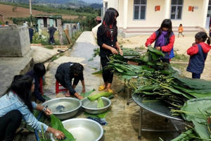 Gia Lai: “Thầy cô cắm bản” gói bánh chưng, mổ heo cho học sinh ăn Tết