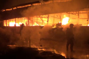 Bà hỏa thiêu rụi hàng trăm mét xưởng mộc trong đêm