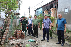 Hưng Yên: Giông lốc đã khiến 300 công trình nhà, mái tôn bị hư hại