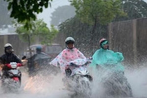 Vùng áp thấp gây mưa giông, gió giật mạnh trên Biển Đông