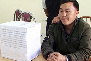 Người đàn ông bị bắt khi đeo balô 10 kg thuốc phiện đi bán