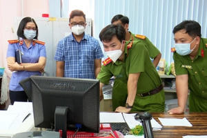 Bắt giam 2 phó phòng kế toán ngân hàng ở An Giang