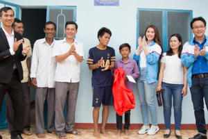 Hoa hậu Tường Linh về miền núi tặng nhà cho 2 anh em mồ côi