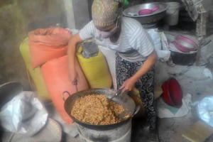 Kẹo lạc Tháp Thượng tất bật vào mùa