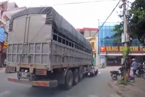 [Clip]: Chuyển hướng đột ngột, xe tải chèn gãy chân người phụ nữ