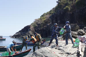 Bộ tư lệnh Vùng Cảnh sát biển 4 cùng ngư dân miền Tây chống hạn mặn