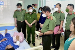 Vác dao đe doạ người thân rồi chém cả trưởng Công an xã Vác dao đe doạ người thân rồi chém cả trưởng Công an xã