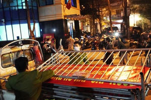 Người dân Trúc Bạch vỡ òa sung sướng khi barie cách ly được dỡ bỏ